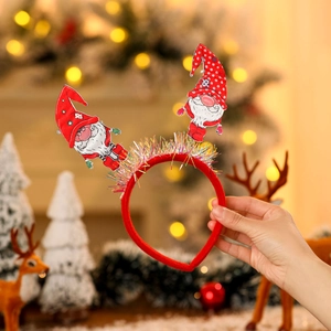 Gros plan du serre-tête de Noël rouge avec des gnomes festifs et décor de guirlandes