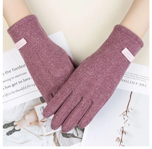 Gros plan sur les gants tricotés d'hiver violet chiné avec doublure en polaire douce