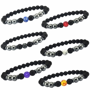 Détail de 6 bracelets en pierre noire mate de 6 mm avec perles naturelles colorées