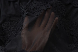 Gros plan sur le tissu en maille noire transparente avec broderie dentelle fine