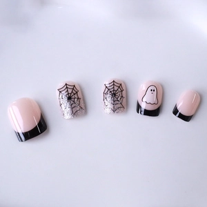 Faux ongles Halloween courts carrés avec toile d'araignée, fantômes et paillettes argentées