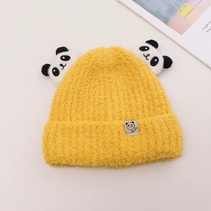 Dettaglio del cappello da panda giallo per neonati con orecchie di peluche e logo Panda