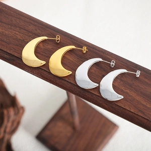 Boucles d'oreilles créoles lune en acier titane avec finitions or et argent