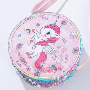 Dettaglio della borsa a tracolla con unicorno e paillettes con perline colorate