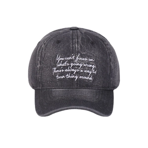 Casquette vintage en coton délavé gris anthracite avec broderie cursive blanche