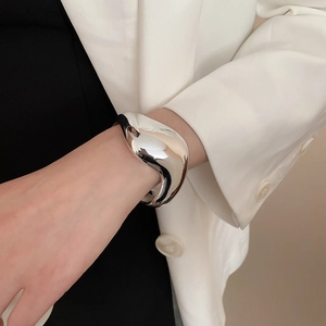 Dettaglio del bracciale geometrico irregolare in argento con finitura a specchio lucida