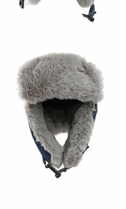 Détail du chapeau trappeur en denim bleu avec doublure en fausse fourrure grise épaisse