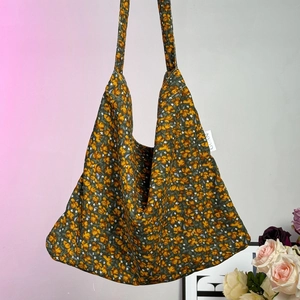 Detail of vintage floral tote bag showing high-quality corduroy texture and sturdy straps