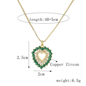 Détail du collier pendentif cœur montrant les dimensions 2,5x2cm et longueur 40+5cm
