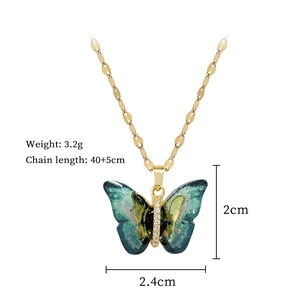 Detail of colorful butterfly necklace with dimensions 2x2.4cm and weight 3.2g