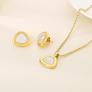 Parure bijoux dorés avec pendentif triangle en nacre et boucles d'oreilles clous