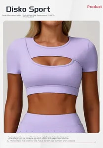 Dettaglio della maglietta da yoga viola con design traforato e tessuto sportivo elastico