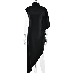 Robe midi élégante en satin noir à col montant avec ourlet asymétrique et une épaule