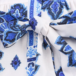 Vestido largo con estampado geométrico azul y blanco y lazo en la cintura para mujer