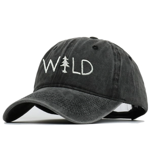 Vintage gewaschene schwarze Baseballkappe mit weißer WILD-Stickerei und Baummuster