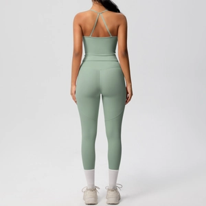 Détail du haut de yoga dos croisé et legging taille haute en ensemble de sport