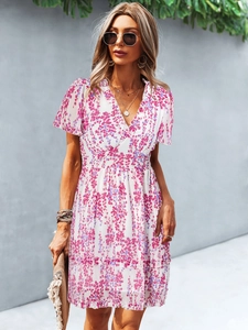 Robe longue fleurie en ligne A avec col en V et manches courtes pour les vacances d'été