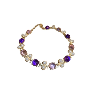 Parure de collier doré vintage avec pierres précieuses violettes, roses et perles