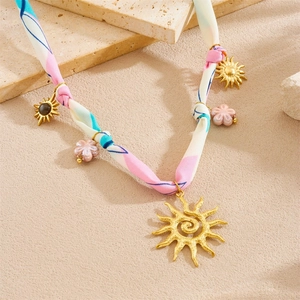 Collier pendentif soleil doré et fleur avec cordon en tissu tie-dye rose et bleu