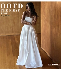 Détail de l'ensemble deux pièces en coton blanc avec crop top et jupe longue taille haute