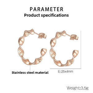 Detail view of wavy twisted hoop earrings in rose gold with dimensions 25x4mm