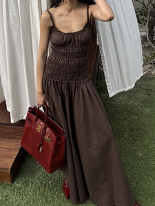 Abito lungo marrone con bustino a punto nido d'ape e spalline per look estivo