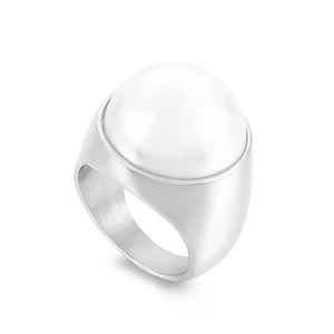 Bague large style français avec grande perle blanche et finition en acier poli