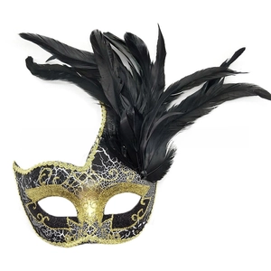 Dettaglio della maschera veneziana nero e oro con glitter e lunghe piume nere
