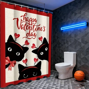 Détail du rideau de douche de la Saint-Valentin avec chats noirs et cœurs rouges