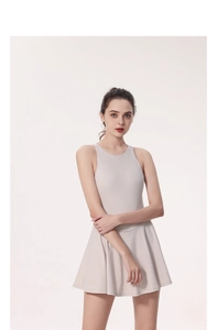 Détail de la robe de sport beige clair avec dos nageur et jupe plissée pour le tennis