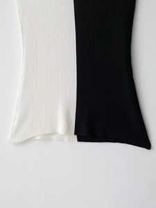 Dettaglio del tessuto in maglia a coste bianco e nero con texture e bordo elastico