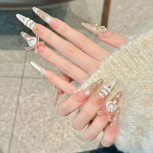 Faux ongles de Noël roses avec flocons blancs et nœuds en relief style artisanal