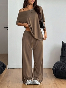 Conjunto casual de mujer con camiseta marrón oscuro y pantalón ancho de chándal