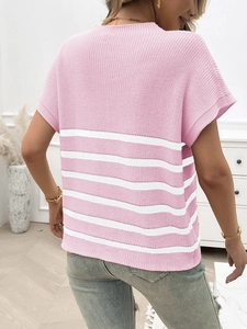Detailansicht eines rosa Strickoberteils mit weißen horizontalen Streifen am Rückenteil