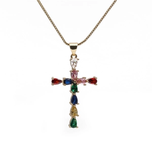 Collier avec pendentif croix en zircon coloré et perles sur chaîne dorée
