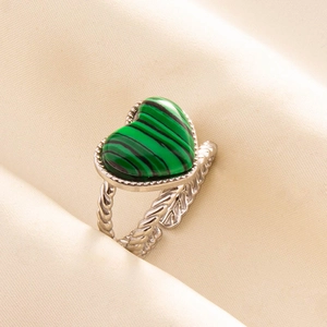 Detail of a vintage 304 stainless steel ring featuring a green heart stone with twisted band