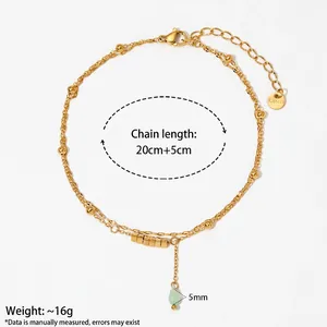 Zweilagige Fußkette aus Edelstahl in Gold mit grünem Kristallanhänger und kleinen Perlen