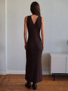 Détail de la robe en maille côtelée marron foncé avec dos en V profond et coupe ajustée élégante