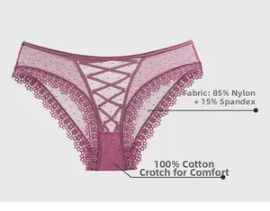 Vue détaillée de sous-vêtement en dentelle rose poudré avec rubans croisés et mesh