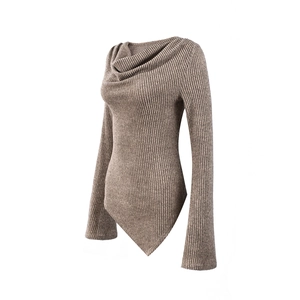 Dettaglio body marrone a costine con collo morbido a dolcevita e fondo asimmetrico moda