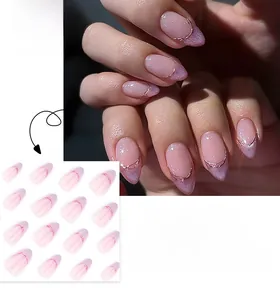 Détail de faux ongles amande French avec paillettes violettes et lignes argentées