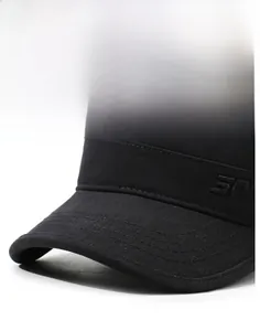 Dettaglio cuciture rinforzate e ricamo laterale sul cappello nero a cima piatta