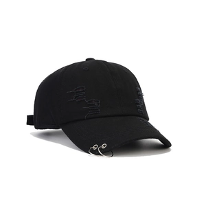 Schwarze Streetstyle Baseballkappe mit Destroyed-Details und silbernen Metallringen