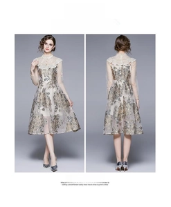 Detailansicht von Champagner-Jacquard-Stoff und transparenten Spitzennähten am Kleid