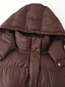 Détails de la doudoune marron foncé à capuche avec boutons-pression et col montant haut