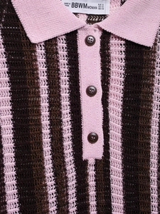 Detail von rosa-braun gestreiftem Strick-Polokragen mit Knopfverschluss und Textur