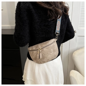 Détail du sac bandoulière vintage kaki avec large sangle ethnique et double fermeture