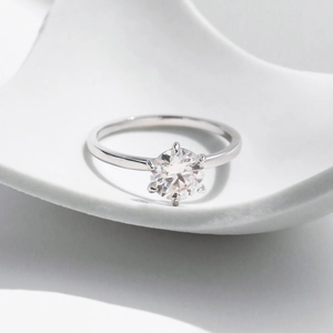 Elegant s925 sterling silver ring with 1 carat moissanite and classic six-prong setting