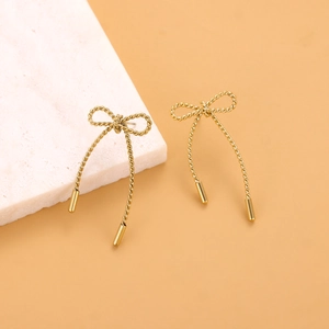 Vue détaillée des boucles d'oreilles nœud plaquées or 18 carats avec texture torsadée