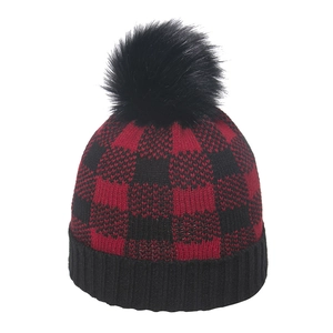 Winter Kinder Strickmütze mit rot-schwarzem Karomuster und Kunstpelz Bommel Detail